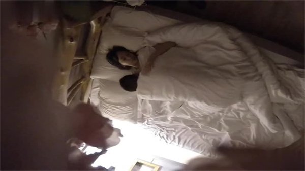 不良酒店偷拍实录：清纯鲜嫩学妹与巨根男友开房激情爱爱