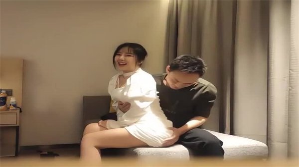 步宾探花极品白裙甜妹，清纯长相下骚浪内射高潮