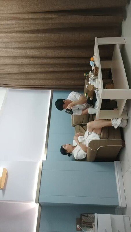 网聊诱惑良家人妻赴约，白色西装御姐光洁无毛穴，扶着翘臀狂野后入高潮