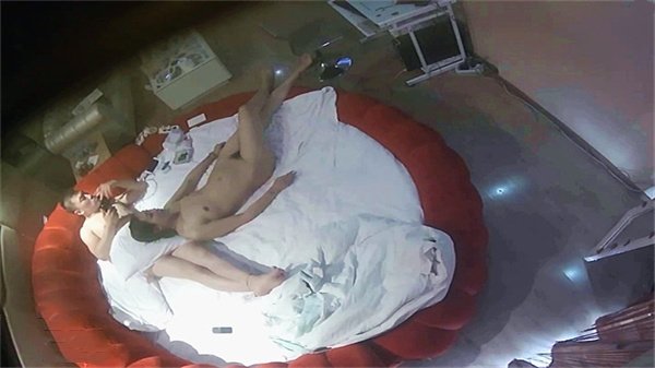 偷拍地方大哥带新欢宾馆激战实录 被嫂子发现就完蛋了！