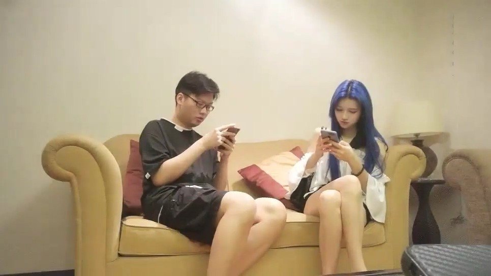 眼镜熟男与蓝发女神狂野缠绵，灵活舌头服务到位，淫荡娇吟中尽享极致快感。