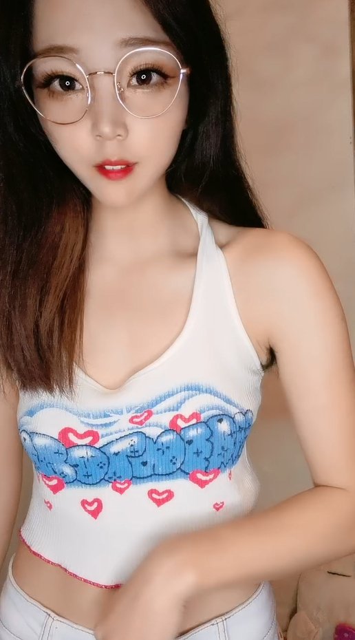 红唇眼镜新人骚货！齐B小短裤扭动细腰掰嫩穴，浓密阴毛蜜穴收缩特写清晰可见