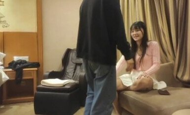 文静妹子深夜变欲女！黑丝骑乘狂摇蜜臀，打桩机式爆插猛操小穴