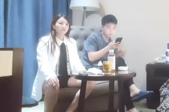 西装巨乳御姐翘臀诱惑，黑丝加持后入猛操，一下下顶入深处浪叫连连！