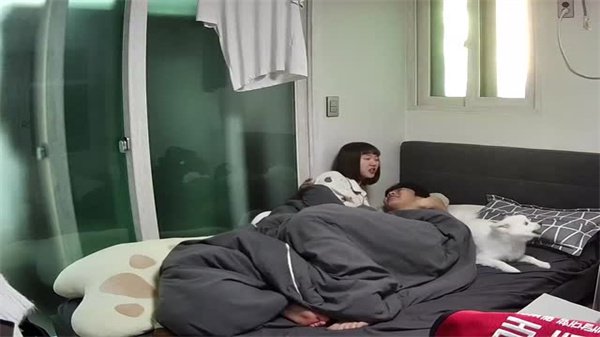 居家摄像头偷拍流出：南韩情侣调情做爱激情全纪录