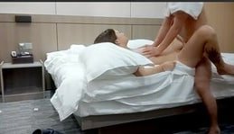 深夜饥渴约操外围小姐姐 撕开黑丝狂插嫩穴 扛腿后入爆操淫水喷溅 骑乘位激战白浆四溅