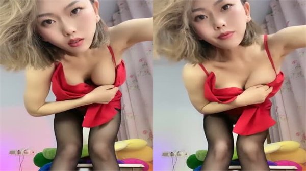 高挑黑丝爆乳痴女浪叫挑逗，骑假屌疯狂操干