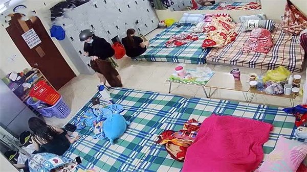 高端沐足店偷拍：极品技师睡前换衣嬉闹，火辣诱惑让人血脉贲张！