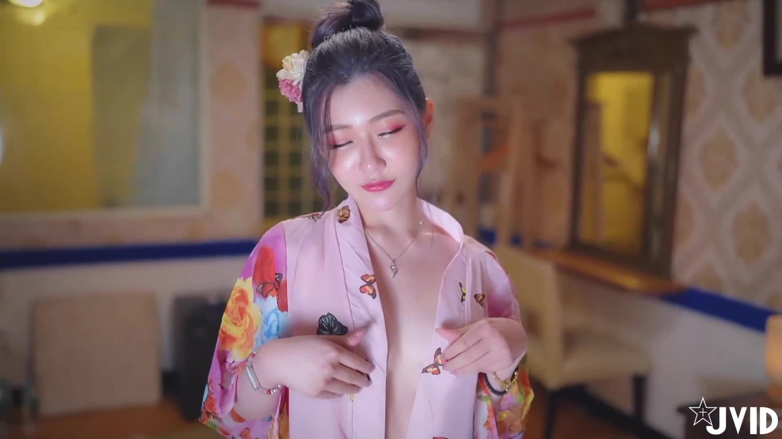 日系樱花妹真空无内风情全开！和服下竟藏致命诱惑