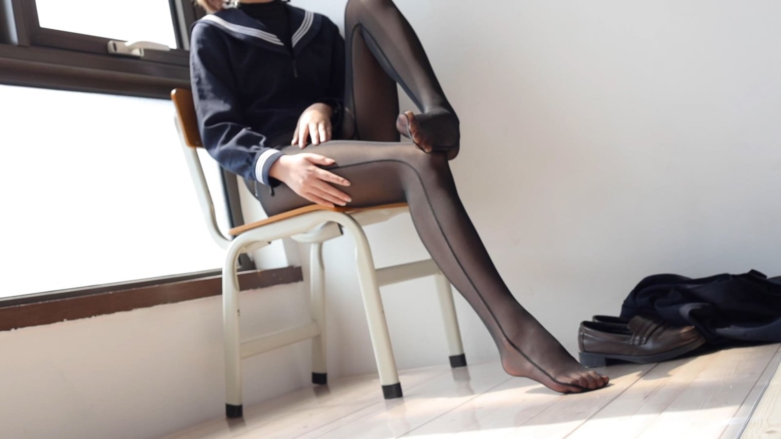 超薄黑丝连体袜包裹美腿极致诱惑！制服妹子湿身挑逗等你来战！